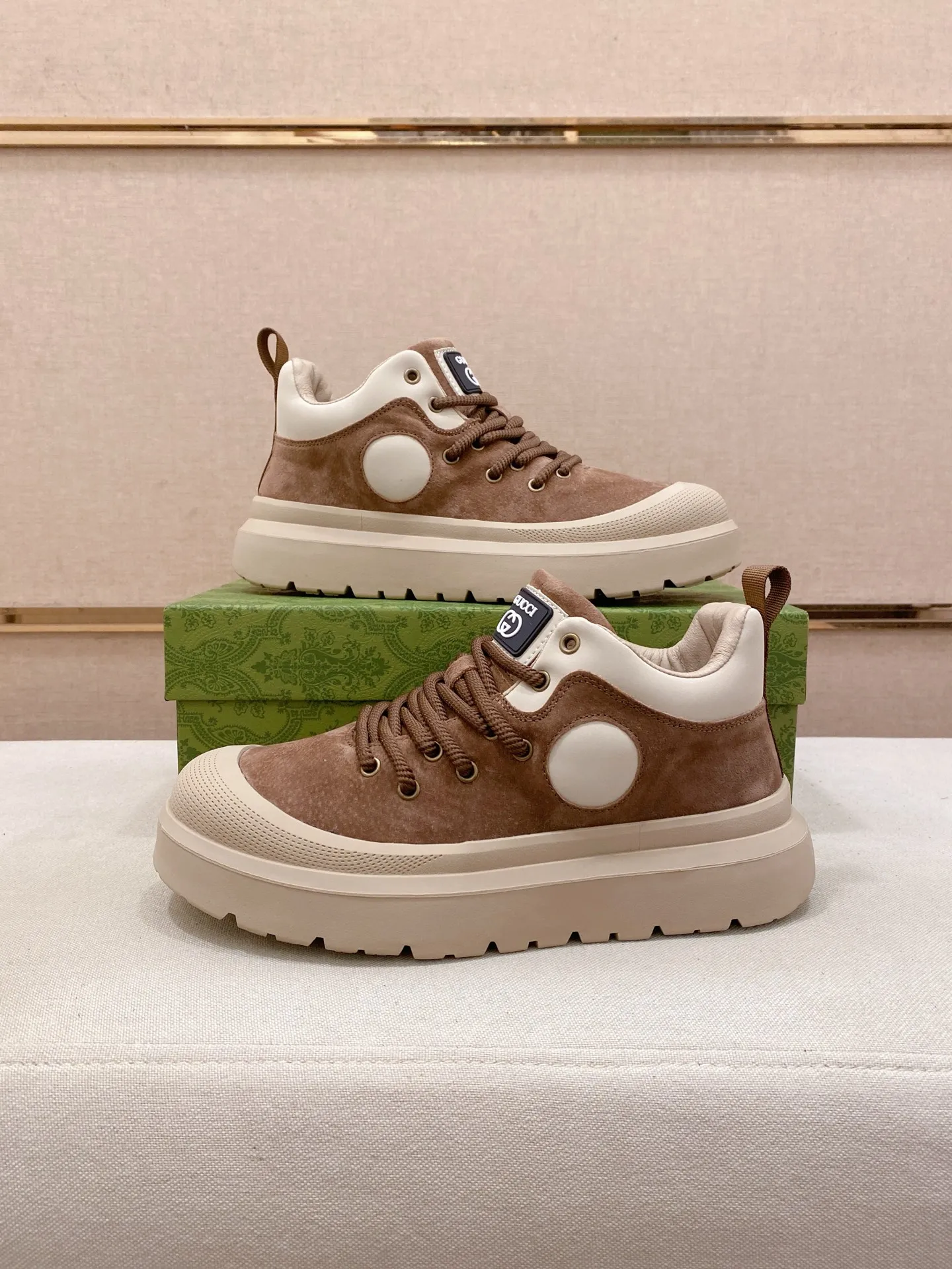 Men's men's shoes 💰 462💰🇮🇹🇮🇹GUCCI (Gucci) top 🔍🔍 new models are on sale at the same time at the counter. The uppers 🇮🇹 are imported from Italy and are made of top-grain cowhide. Fully imported genuine leather lining 💪💪, completely 1⃣️ to 1⃣️ replica 🇮🇹💪💪, ⚠ sole: original sole provided by the original factory, exclusive movable molded sole super comfortable, ⚠ original factory follow-up, 🔍🔍 high quality, you can go in and out of the counter at will, welcome to compare⚠. Code number:38-44